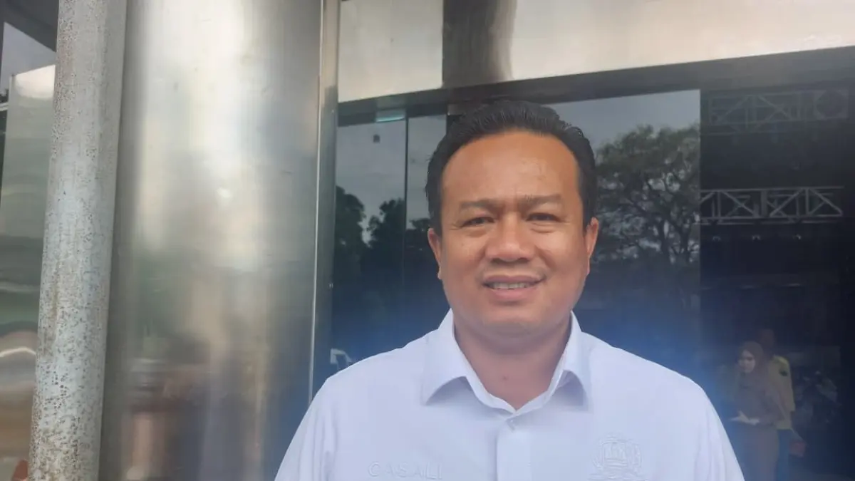 PENGAWASAN: Ketua Komisi IV DPRD Balikpapan, Gasali, saat memberikan keterangan kepada awak media terkait persiapan SPMB 2026. DINA ANGELINA/KP