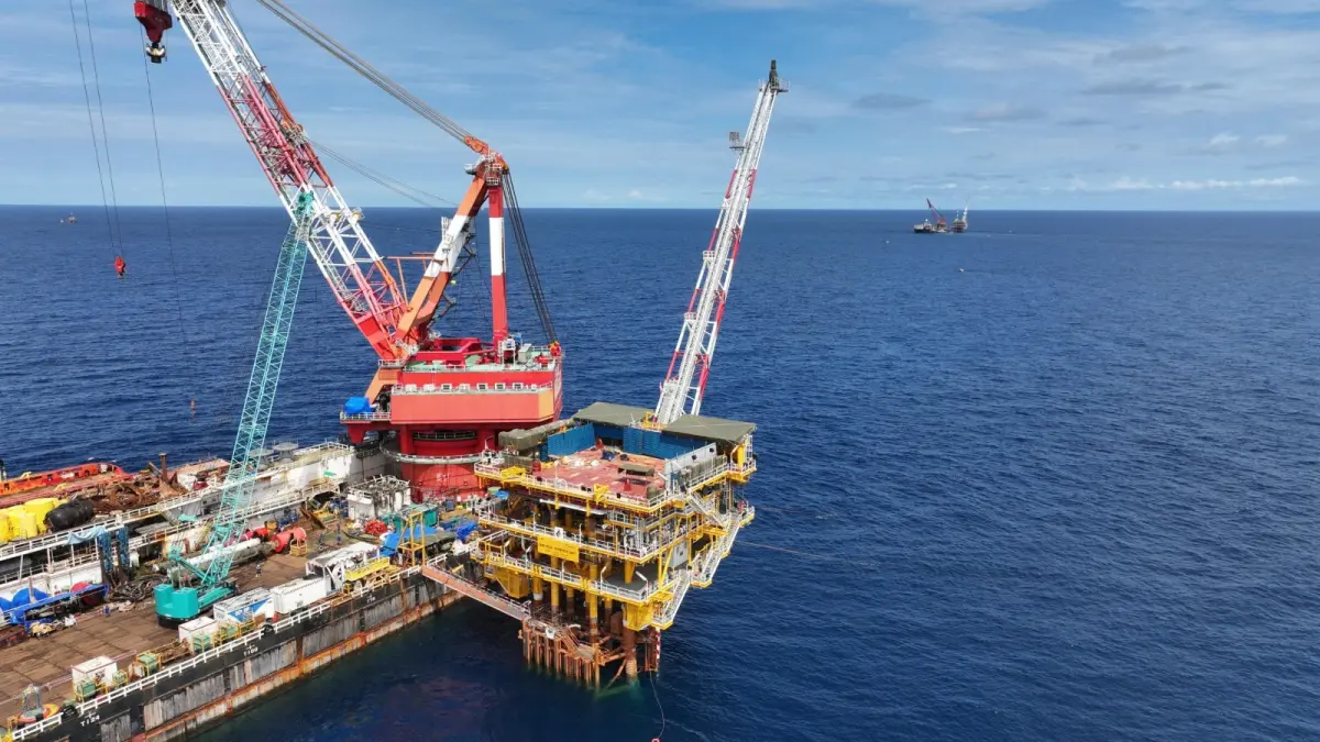 PROYEK TUNTAS: Proses heavy lifting pada topside anjungan lepas pantai (platform) Manpatu, foto lainnya topside of Manpatu Platform