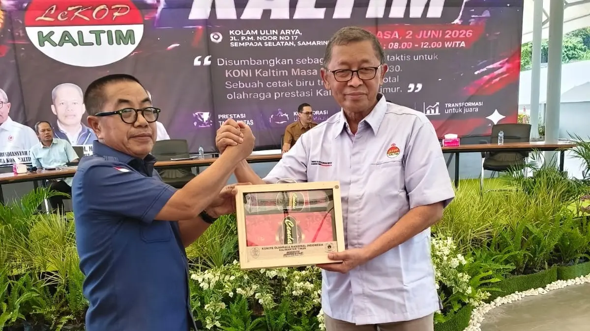 Rusdiansyah Aras salam komando dengan Achmad Husry, tokoh olahraga Kaltim. 
