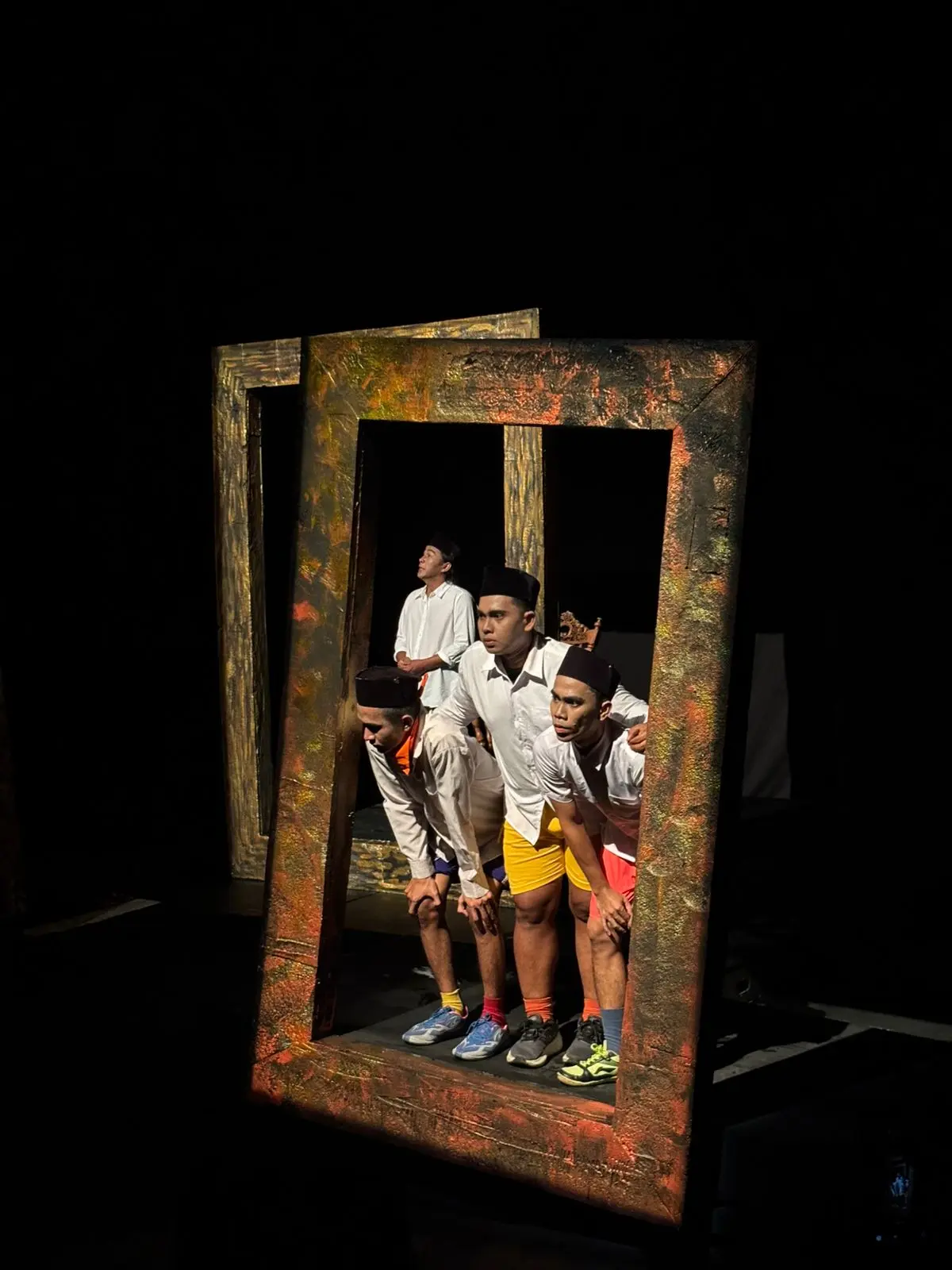Sejumlah aktor mementaskan teater IBU NEGARA oleh Lanjong Foundation di Amphitheatre Ladaya, Tenggarong, Senin (1/6/2026) malam.