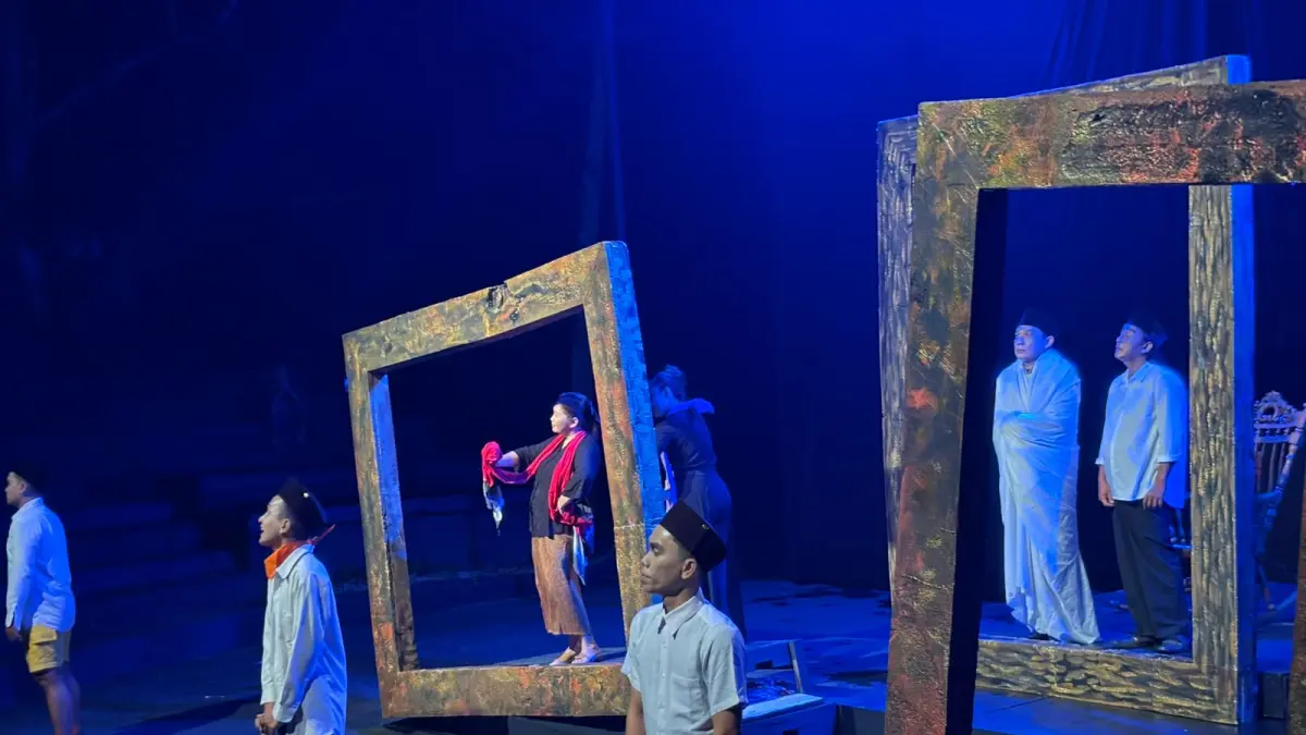 Sejumlah aktor mementaskan teater IBU NEGARA oleh Lanjong Foundation di Amphitheatre Ladaya, Tenggarong, Senin (1/6/2026) malam.


