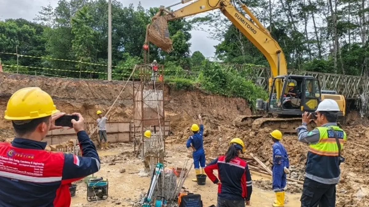 Tim teknis melaksanakan pengujian kualitas bore pile pada proyek pembangunan Jembatan 1 ruas Tering–Long Bagun 8 di Kelian Dalam, Kutai Barat. 
