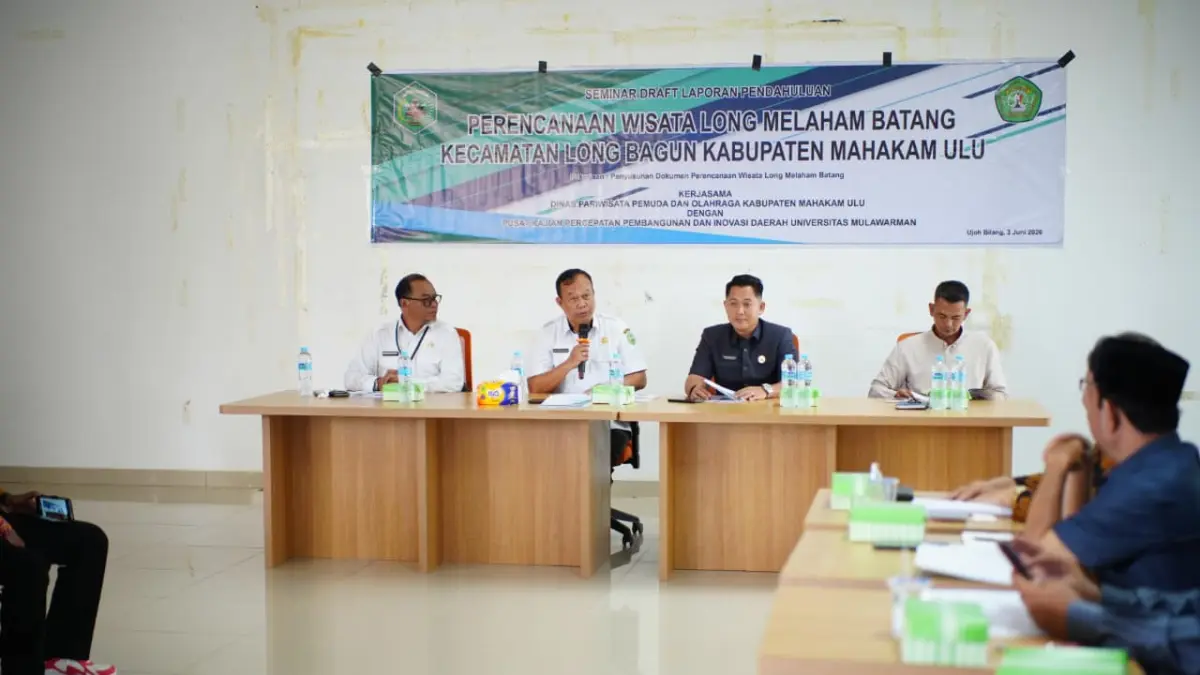 Asisten I Setkab Mahulu drg Agustinus Teguh Santoso membacakan sambutan Bupati Mahulu Angela Idang Belawan di Cafetaria Kantor Bupati Mahulu, Rabu (3/6/2026). (JODY KRISTIANTO/KP)