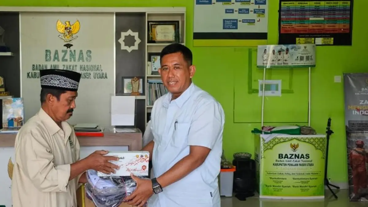 BANTUAN: Penyerahan bantuan dari Baznas PPU kepada warga pesisir di daerah ini.(humas polres ppu)
