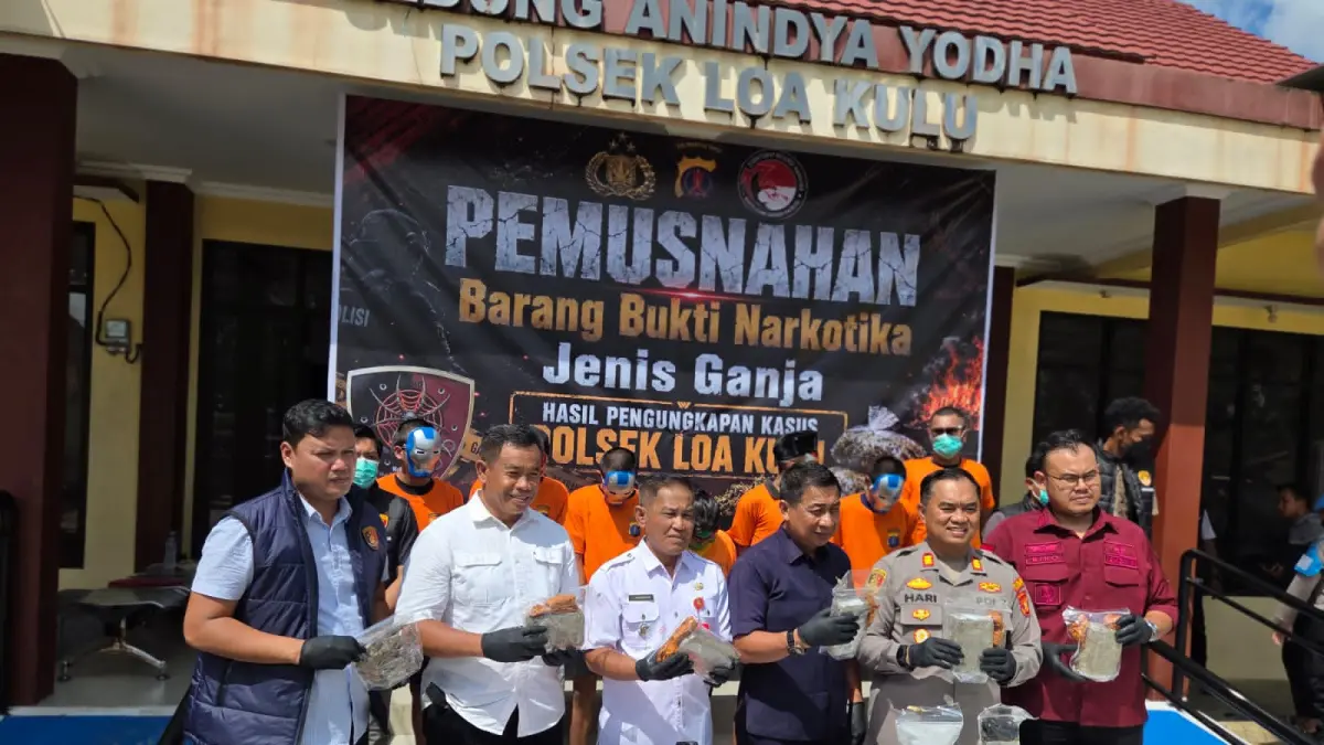 CAPAIAN TERBESAR: Kapolsek Loa Kulu AKP Hari Supranoto didampingi Camat Ardiansyah saat memusnahkan barang bukti 3,3 kilogram ganja kering di Mapolsek Loa Kulu, Rabu (3/6). (FOTO: MUHAMMAD RIFQI HIDAYATULLAH/KALTIM POST)