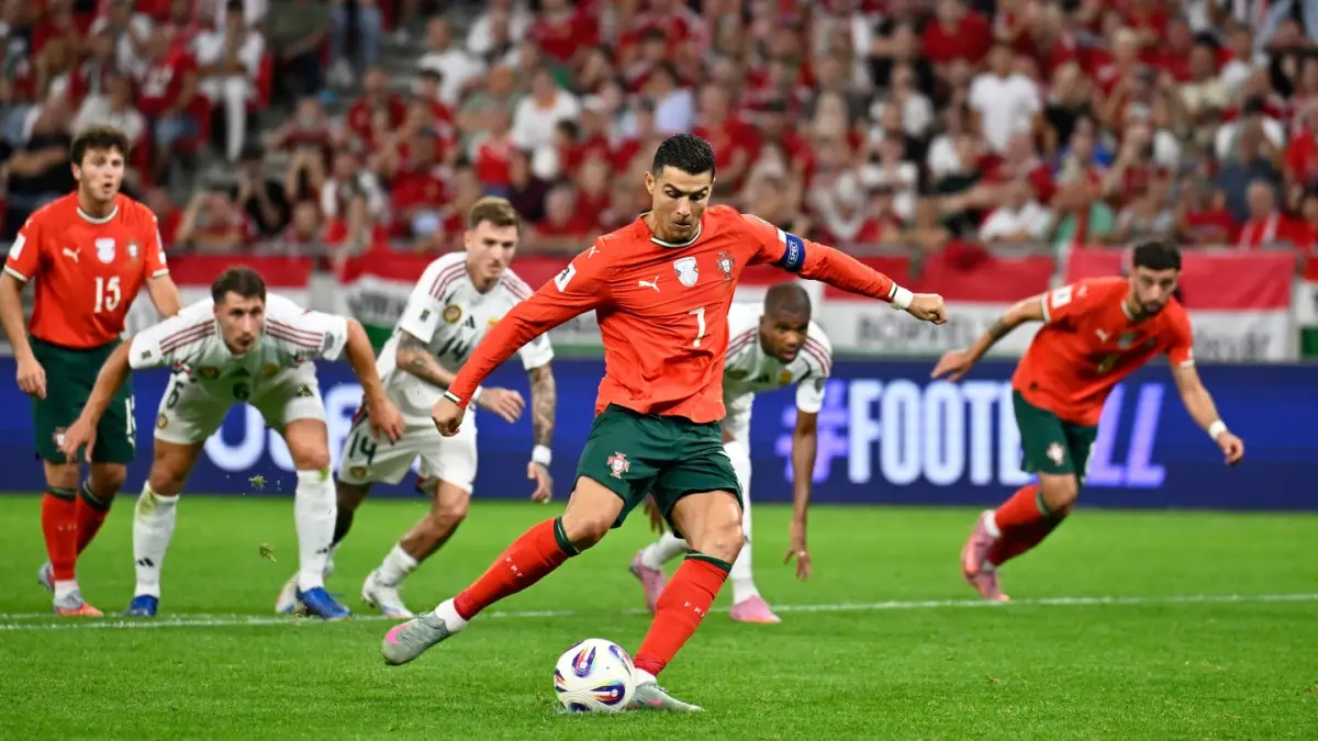 CETAK GOL: Christiano Ronaldo mencetak gol penalti untuk Portugal dalam laga Grup F Piala Dunia 2026 melawan Polandia di Budapest, 9 September 2025.(AP)