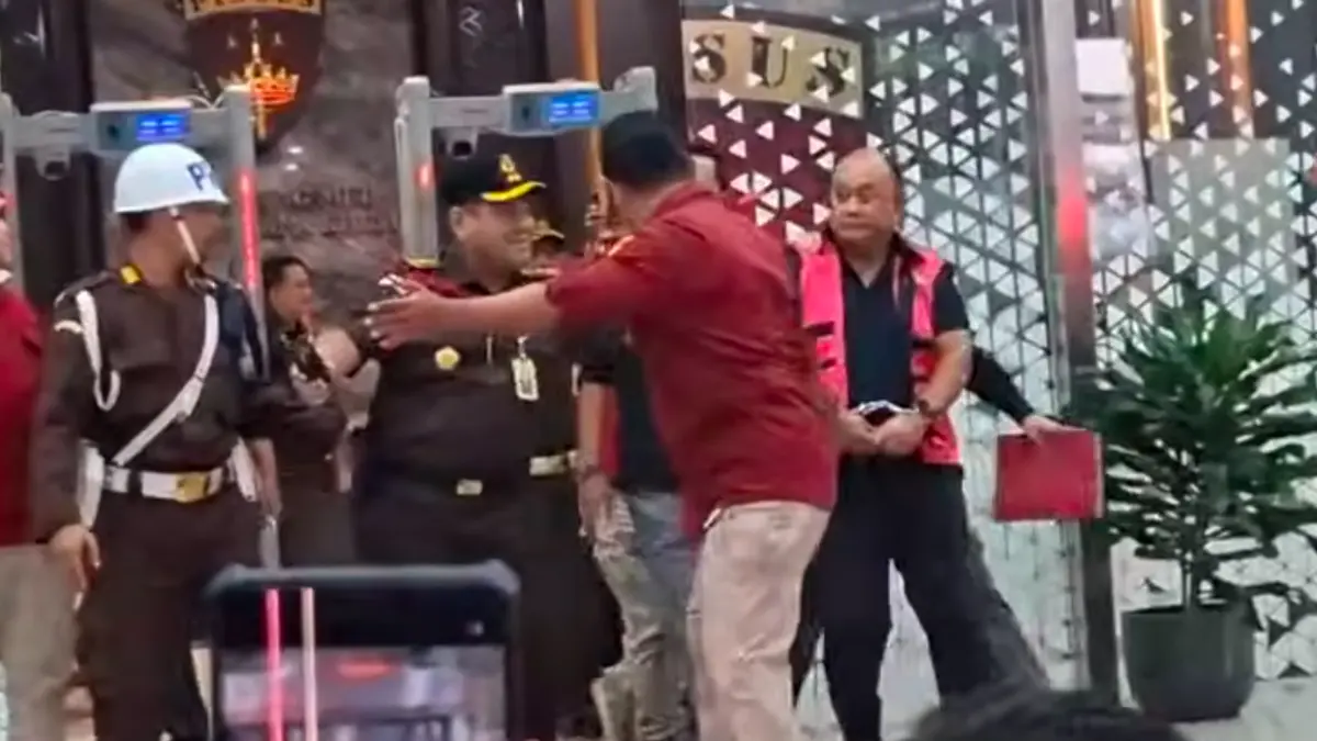 Dadan Hindayana digiring petugas Kejaksaan Agung.
