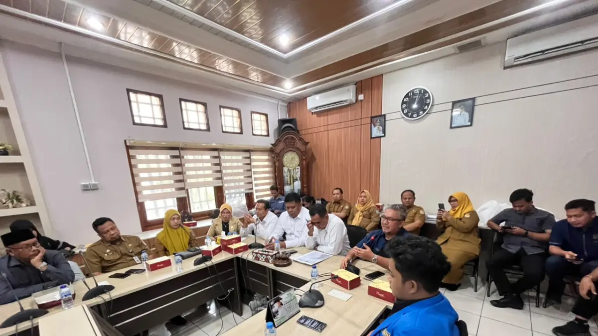 DENGAR LANGSUNG: Wakil Ketua DPRD Balikpapan Yono Suherman memimpin Rapat Dengar Pendapat (RDP) lintas sektor, membahas solusi antrean solar Balikpapan di Ruang Rapat Gabungan, Selasa (2/6). (DINA ANGELINA/KP)