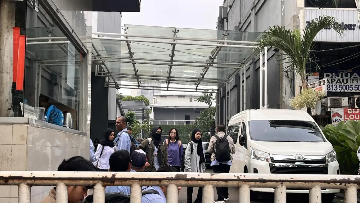 DIGELEDAH: Suasana penggeledahan Kantor BGN Jakarta yang dijaga ketat oleh satuan TNI.(ist)