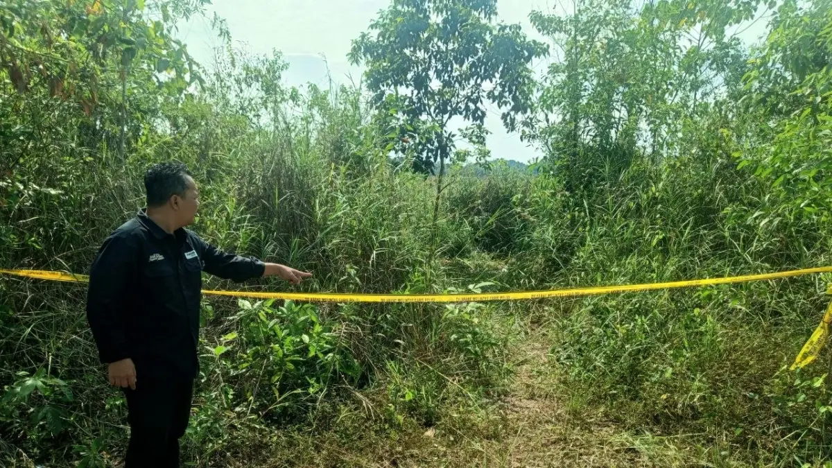 DITEMUKAN: Lokasi penemuan jenazah bocah 7 tahun yang sebelumnya dilaporkan hilang di belakang Masjid Agung Al Faruq, kawasan Bukit Pelangi, Sangatta, Rabu (3/6). 