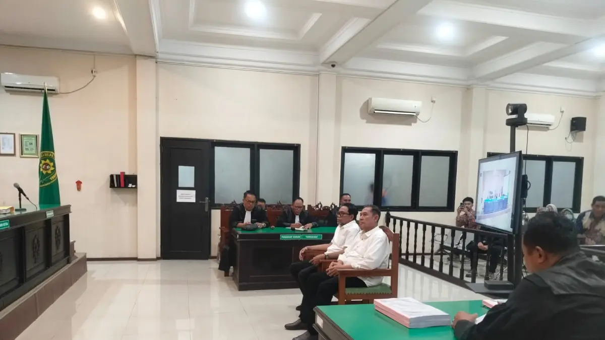 AGENDA TUNTUTAN: Terdakwa Zairin Zain (kanan) dan Agus Hari Kesuma saat mendengarkan pembacaan amar tuntutan dari JPU Kejati Kaltim di Pengadilan Tipikor Samarinda. Kasus korupsi dana hibah DBON senilai puluhan miliar ini menyeret keduanya ke kursi pesakitan. (FOTO: BAYU ROLLES/KALTIM POST)