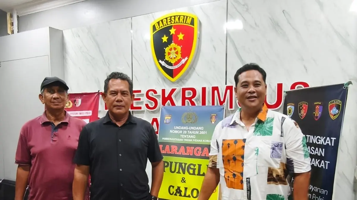 GELAR PERKARA: Kuasa hukum Rohmat Efi Maryono (kanan) bersama warga pelapor dalam dugaan kasus tambang ilegal dan perusakan lingkungan di kawasan eks Hotel Tirta, Balikpapan.