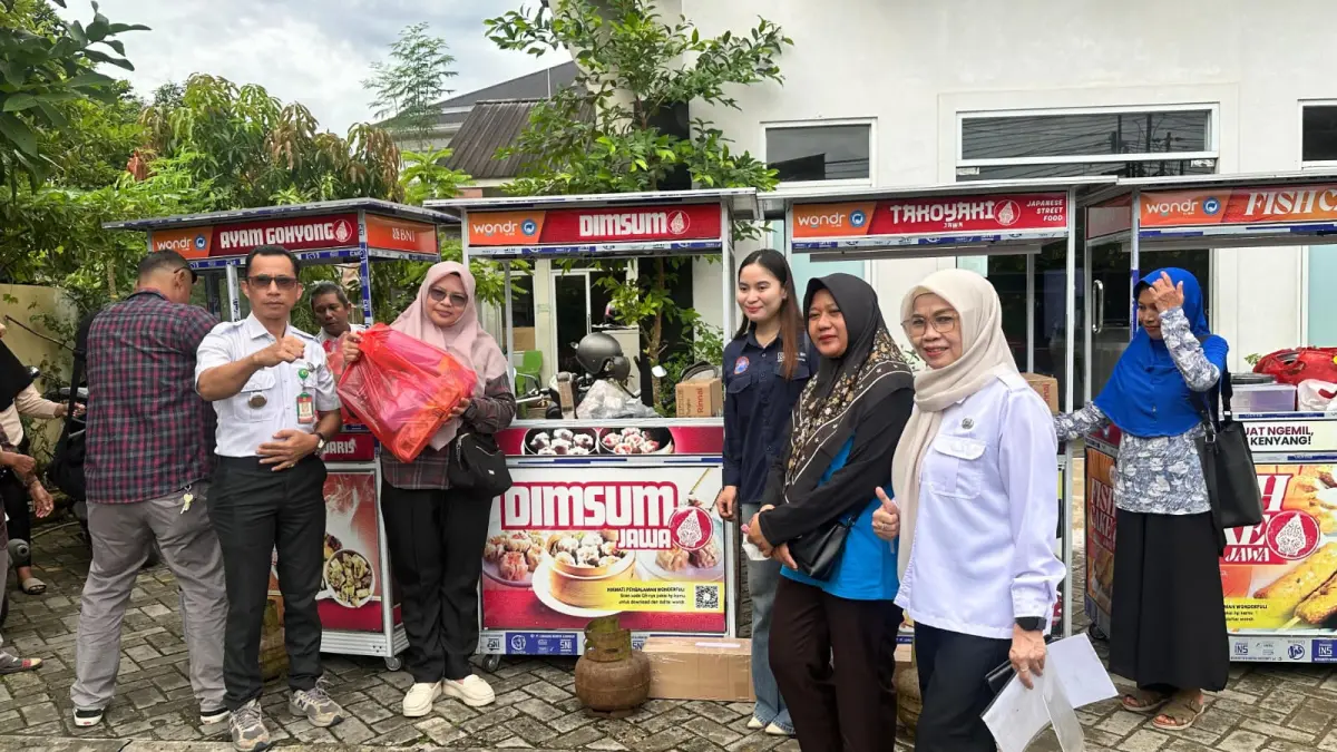 KERJASAMA: Mukmin (depan, kiri) menerima enam booth UMKM hasil program pelatihan Pro Bebaya, dari salah satu LPK di Samarinda, beberapa waktu lalu.