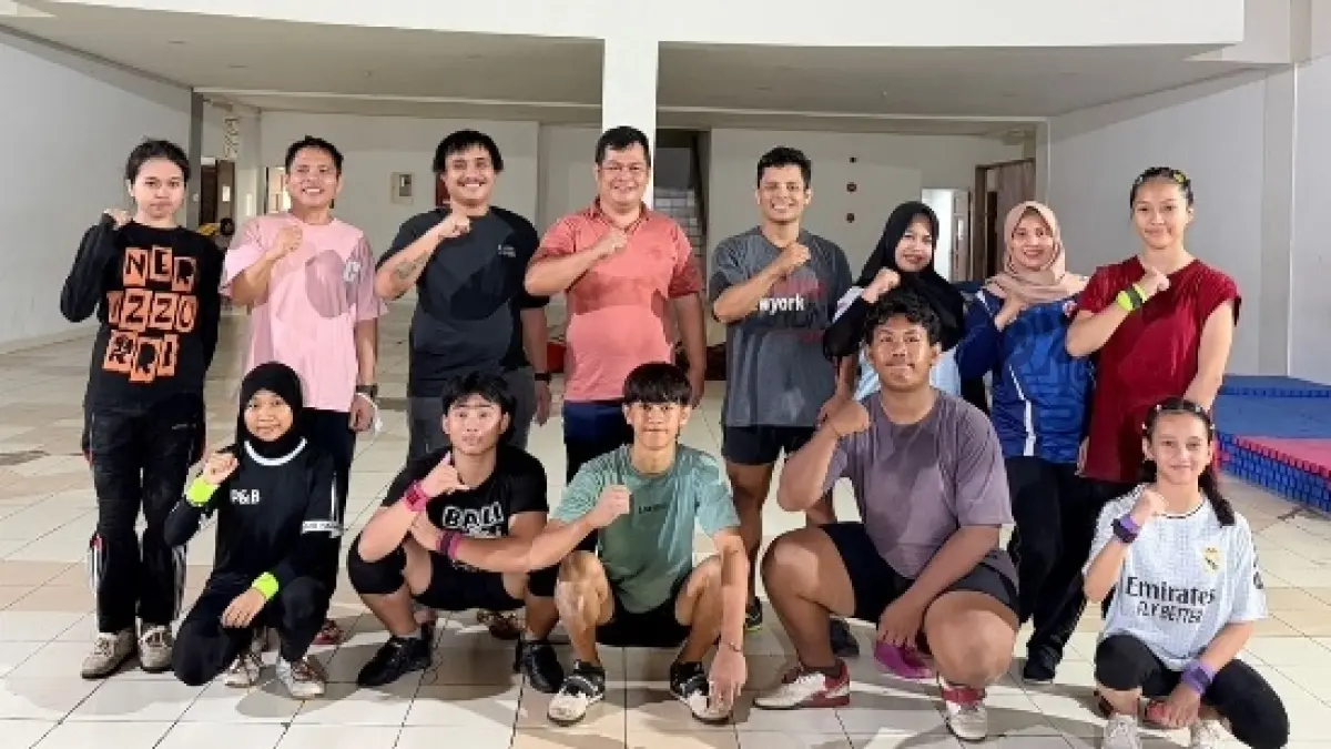 Ketua KONI Kutai Barat Alsiyus bersama Ketua PABSI Kutai Barat Yosua dan para atlet angkat besi yang tengah dipersiapkan menghadapi Porprov Kaltim 2026 di Kabupaten Paser.