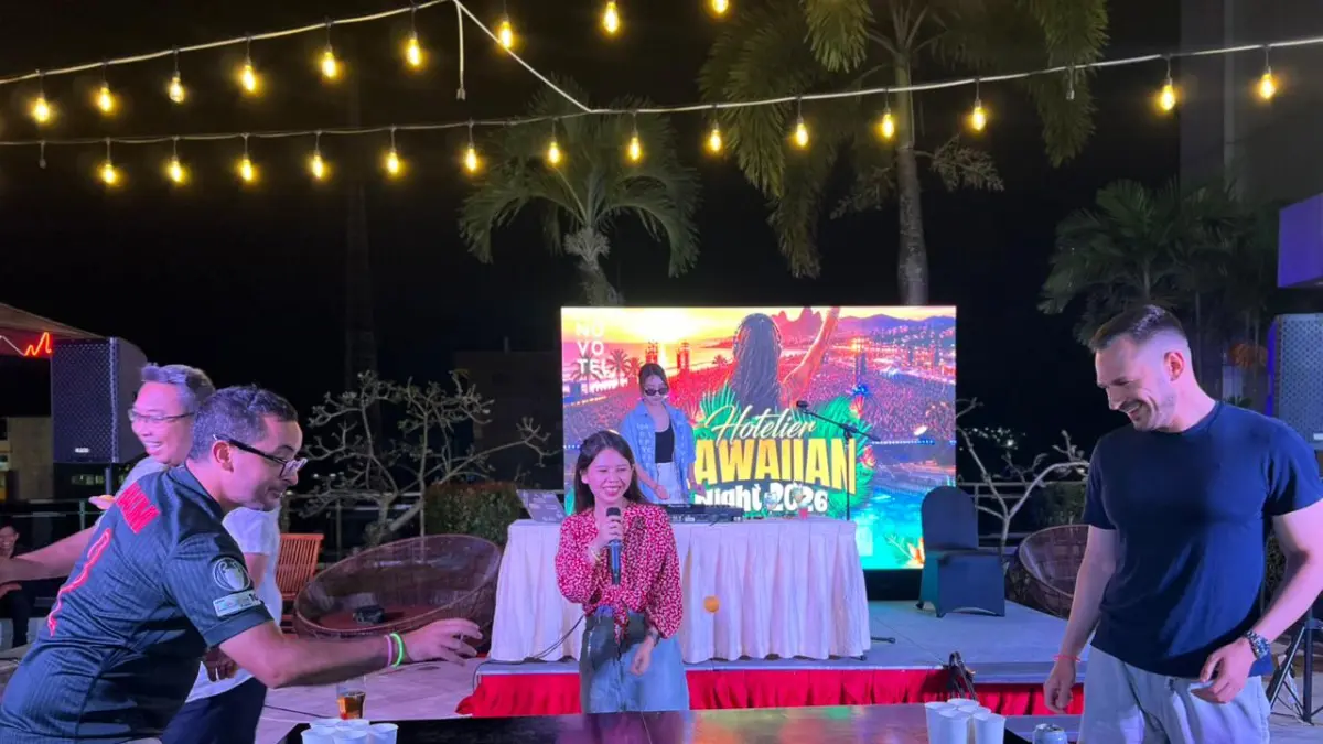 MERIAH: Hotelier Hawaiian Night 2026 berlangsung di area Poolside Lantai 2 Novotel Balikpapan, dengan panorama sunset serta pemandangan kota dan laut Balikpapan, pada Sabtu, 30 Mei 2026. 