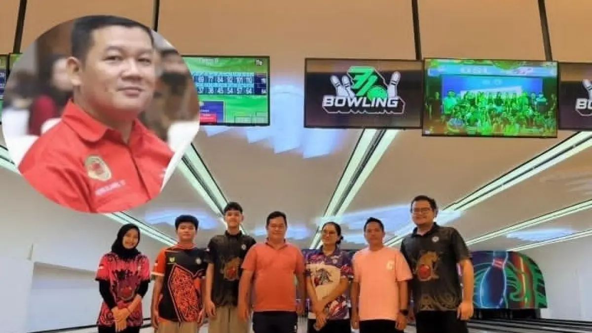 MOTIVASI ATLET: Ketua KONI Kubar Alsiyus (empat kiri) saat mengunjungi sesi latihan intensif para atlet bowling Kutai Barat sebagai bentuk dukungan moril menjelang Porprov Paser 2026.