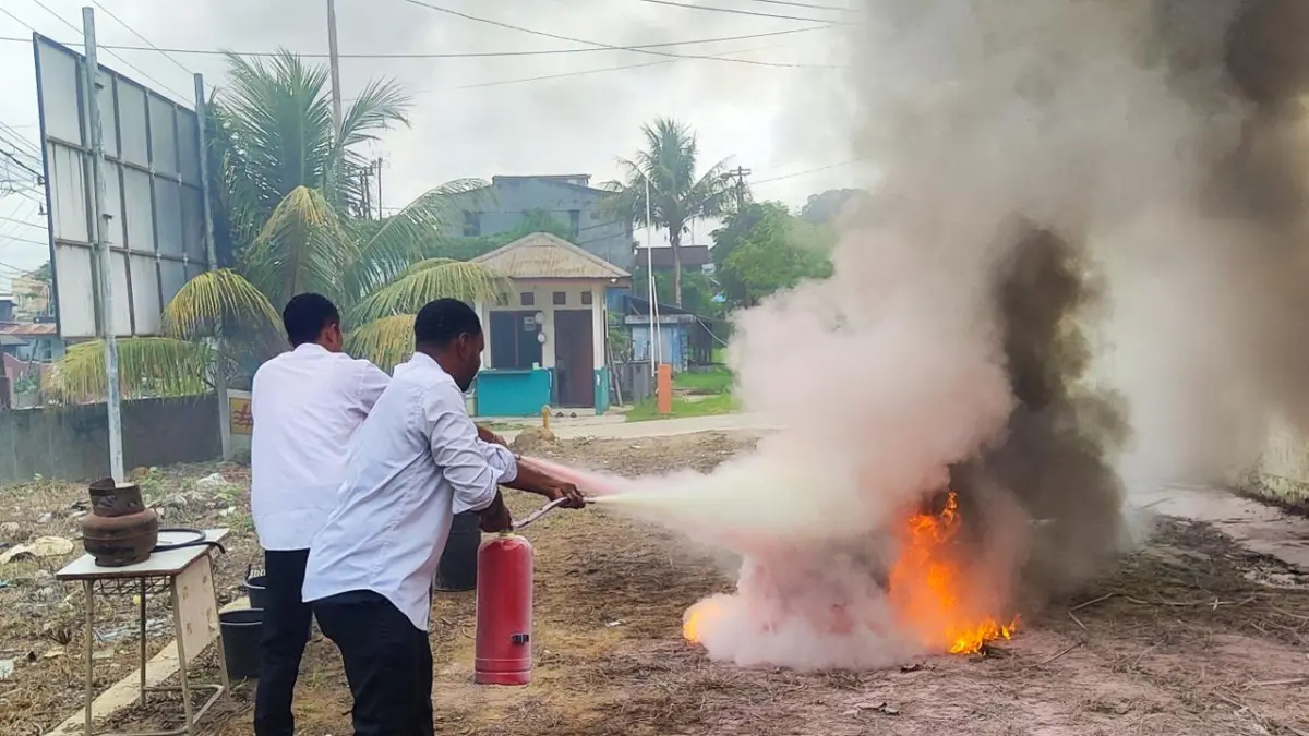 PADAMKAN API: Pegawai PLN UPP KLT 3 mempraktikkan teknik pemadaman api menggunakan APAR dengan pendampingan instruktur dari Dinas Pemadam Kebakaran dan Penyelamatan Kota Samarinda.