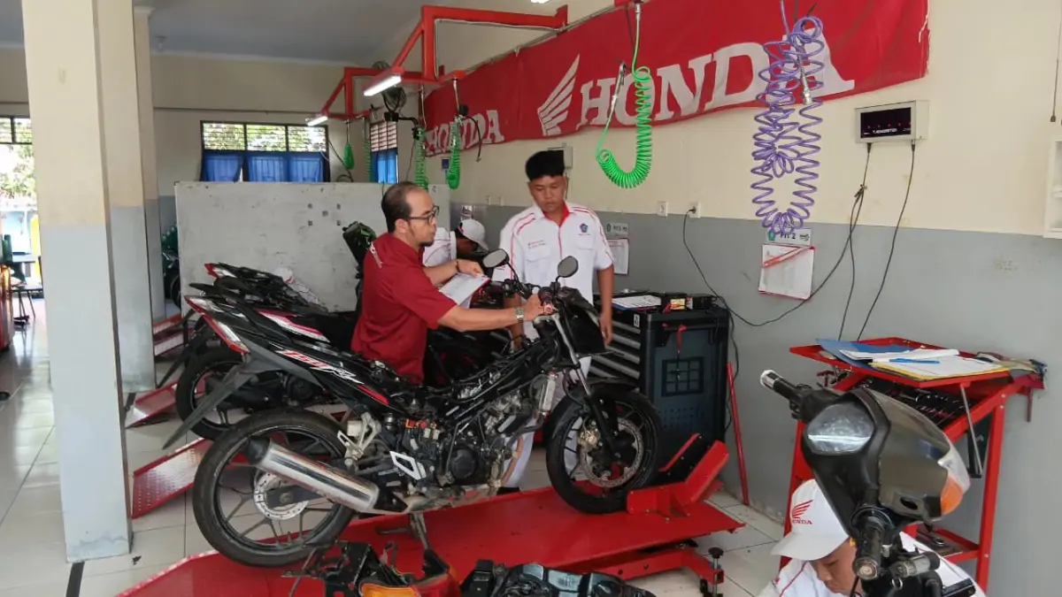 PEMBEKALAN: Manajemen Astra Motor Kaltim 1 memberikan pembekalan kepada 50 siswa Jurusan Teknik Sepeda Motor (TSM) SMK 6 PPU sebelum mereka benar-benar terjun ke program magang Honda. IST/KP