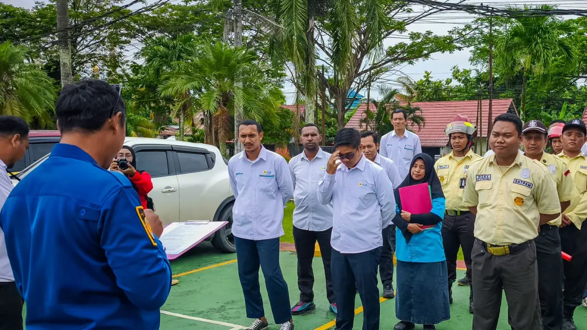PENGARAHAN: Pegawai PLN UPP KLT 3 bersama petugas keamanan mengikuti pengarahan sebelum pelaksanaan simulasi tanggap darurat kebakaran sebagai bagian dari penguatan budaya Keselamatan dan Kesehatan Kerja (K3).