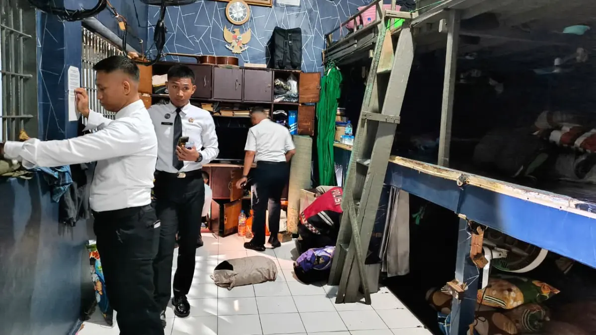 PENGGELEDAHAN: Petugas Lapas Kelas IIA Samarinda bersama TNI-Polri menggelar razia gabungan di blok hunian warga binaan, Selasa (2/6) malam.