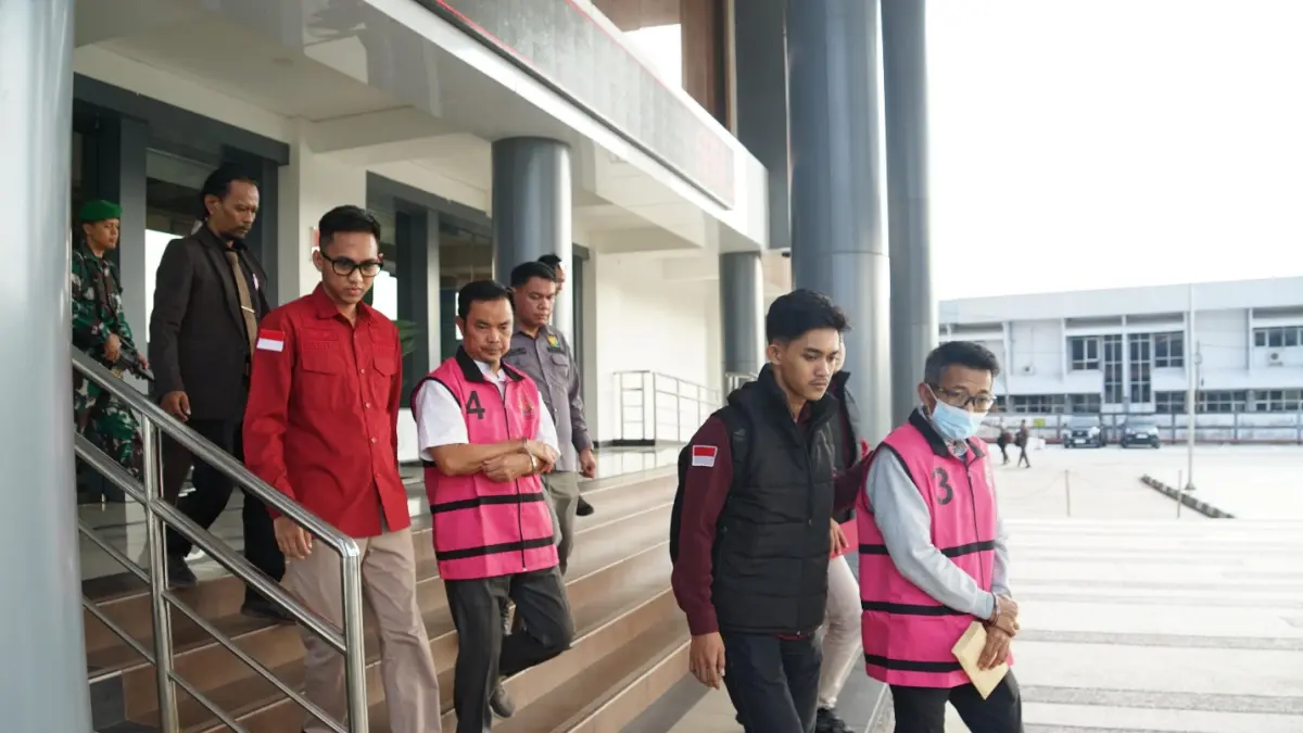 Penyidik Pidsus Kejati Kaltim menahan oknum swasta dan ASN kementerian terkait manipulasi dokumen asal-usul batu bara CV ABI yang merugikan negara. (FOTO: BAYU ROLLES/KALTIM POST)