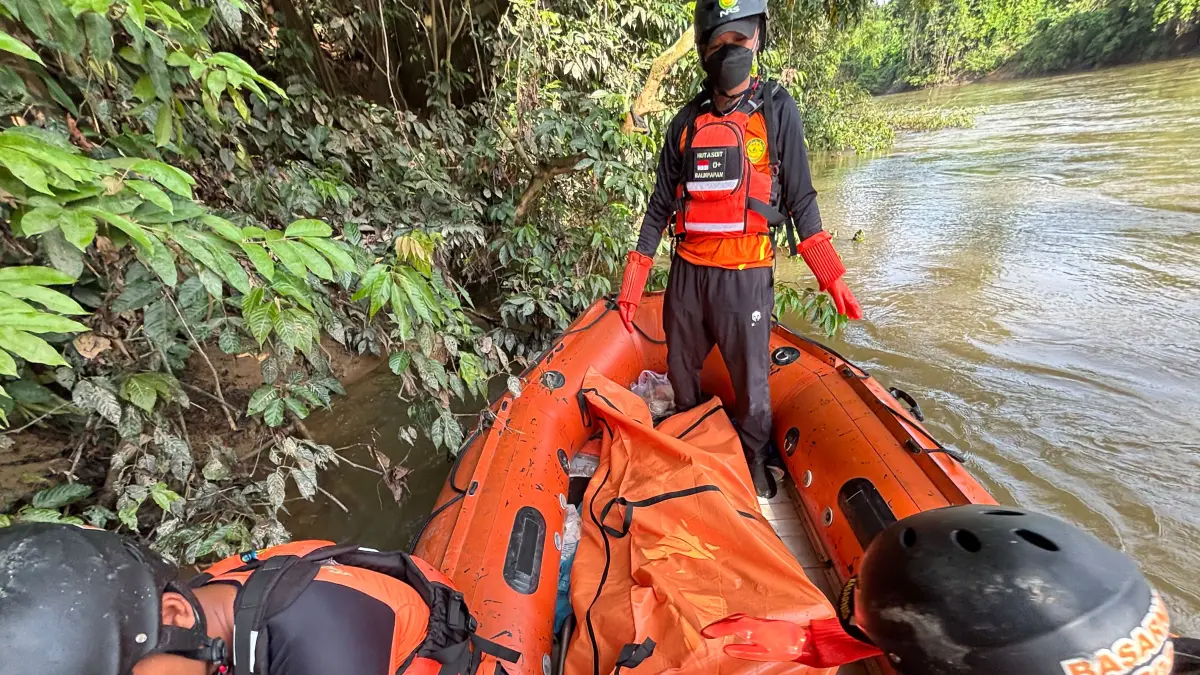 Petugas mengevakuasi jenazah korban hanyut di Sungai Melenyu 2, Desa Muara Wahau, Kutim Rabu (3/6). Korban ditemukan sekitar 7,7 kilometer dari lokasi awal dilaporkan tenggelam. (Ist)