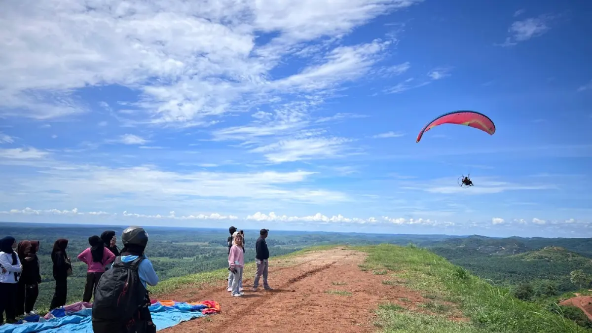 SEJARAH: Event internasional Paralayang akan digelar di Paser mulai 4-7 Juni ini di Bukit Sultan. (NAJIB/KP)