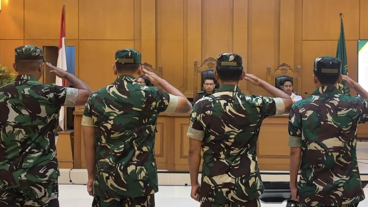 SIDANG AIR KERAS: Empat anggota TNI yang menyiram air keras kepada aktivis KontraS, Andrie Yunus, saat menjalani persidangan.(ist)