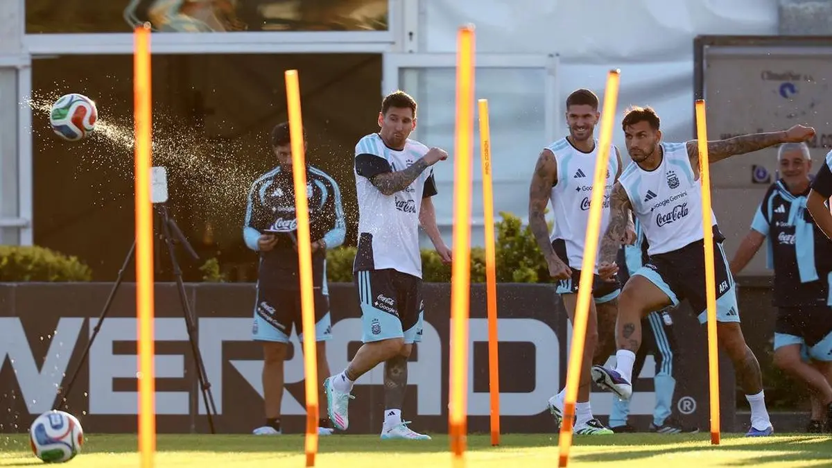 Skuad Argentina, termasuk Lionel Messi,  menjalani sesi latihan di Compass Minerals National Performance Center, Kansas City, Selasa (2/6), menjelang Piala Dunia 2026. (AGUSTIN MARCARIAN/REUTERS)