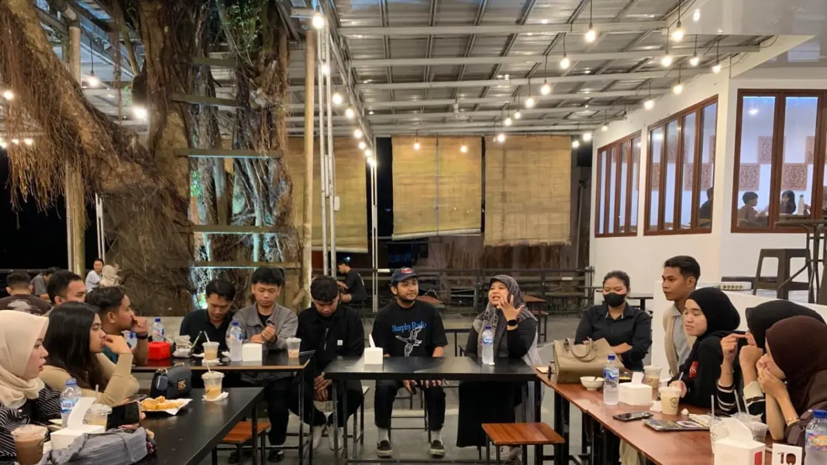 TAMBAH ILMU: Mahasiswa Universitas Mulia mengikuti sesi diskusi bersama pengelola Kopi Hitam Manis untuk mempelajari pengelolaan UMKM, pengembangan usaha, dan tantangan mempertahankan bisnis lokal di tengah persaingan pasar.

&nbsp;