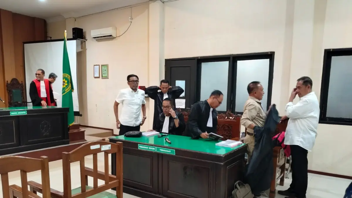 Terdakwa Zairin Zain (kanan) dan Agus Hari Kesuma (kiri) setelah mendengarkan pembacaan amar tuntutan dari JPU Kejati Kaltim di Pengadilan Tipikor Samarinda, Selasa (2/6). (BAYU/KP)