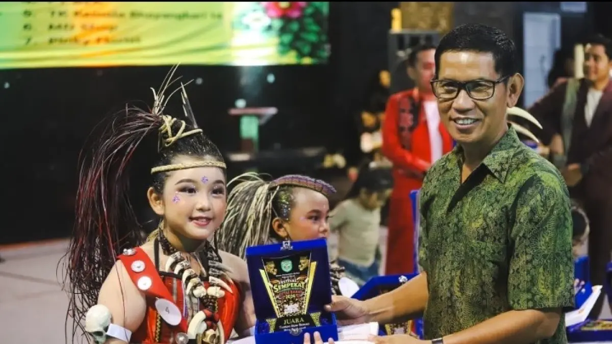 SENDAWAR — Kemeriahan dan nuansa budaya yang kental mewarnai pembukaan Festival Sempekat Harmoni Budaya Kutai Barat (Kubar) 2026. Bertempat di Taman Budaya Sendawar (TBS), gelaran tersebut berlangsung semarak pada Selasa (2/6).

Salah satu agenda yang berhasil mencuri perhatian ratusan penonton adalah Lomba Fashion Show Busana Adat Kreasi. Diikuti 40 peserta kategori anak-anak usia 5 hingga 11 tahun, ajang ini menjadi wadah kreativitas dalam memadukan kekayaan tradisi lokal dengan sentuhan modern yang menarik.

Dalam kompetisi tersebut, Jeslyn Andreana Geraldine tampil memukau. Dengan rasa percaya diri yang tinggi dan pembawaan yang anggun, Jeslyn berhasil meraih gelar Juara Terbaik 1.

Hadiah bagi para pemenang diserahkan langsung oleh Asisten I Sekretariat Kabupaten Kutai Barat, Nopandel. Penyerahan penghargaan tersebut menjadi bentuk apresiasi Pemerintah Kabupaten Kutai Barat terhadap bakat, keberanian, dan kecintaan generasi muda dalam melestarikan budaya lokal sejak usia dini.

Dihubungi terpisah, Pelaksana Tugas Kepala Dinas Pariwisata Kutai Barat sekaligus Ketua Panitia Festival Sempekat Harmoni Budaya 2026, Sumardi, mengatakan bahwa lomba fashion show busana adat kreasi bukan sekadar ajang kompetisi, tetapi juga sarana edukasi bagi anak-anak.

“Lomba fashion show busana adat kreasi ini menjadi ruang ekspresi anak-anak dalam mengenal dan melestarikan warisan budaya Kutai Barat melalui seni tata busana. Antusiasme peserta dan orang tua sangat tinggi. Ini menjadi penyemangat kami untuk terus menghidupkan festival budaya sebagai wadah kreativitas anak,” ujarnya.

Festival Sempekat Harmoni Budaya Kutai Barat 2026 dijadwalkan berlangsung hingga 6 Juni 2026 di Taman Budaya Sendawar.

Selama pelaksanaan festival, masyarakat dan wisatawan dapat menikmati berbagai kegiatan menarik, mulai dari puluhan stan pelaku usaha mikro, kecil, dan menengah (UMKM) yang menawarkan produk kerajinan serta kuliner khas daerah, hiburan seni panggung, hingga beragam perlombaan budaya.

Melalui penyelenggaraan festival ini, Pemerintah Kabupaten Kutai Barat berharap dapat mendorong pertumbuhan ekonomi kreatif sekaligus memperkuat identitas budaya daerah. (adv)

Teks Foto:Asisten I Sekretariat Kabupaten Kutai Barat, Nopandel, menyerahkan hadiah kepada Juara Terbaik 1 Fashion Show Busana Adat Kreasi, Jeslyn Andreana Geraldine, pada Festival Sempekat Harmoni Budaya Kutai Barat 2026 di Taman Budaya Sendawar.