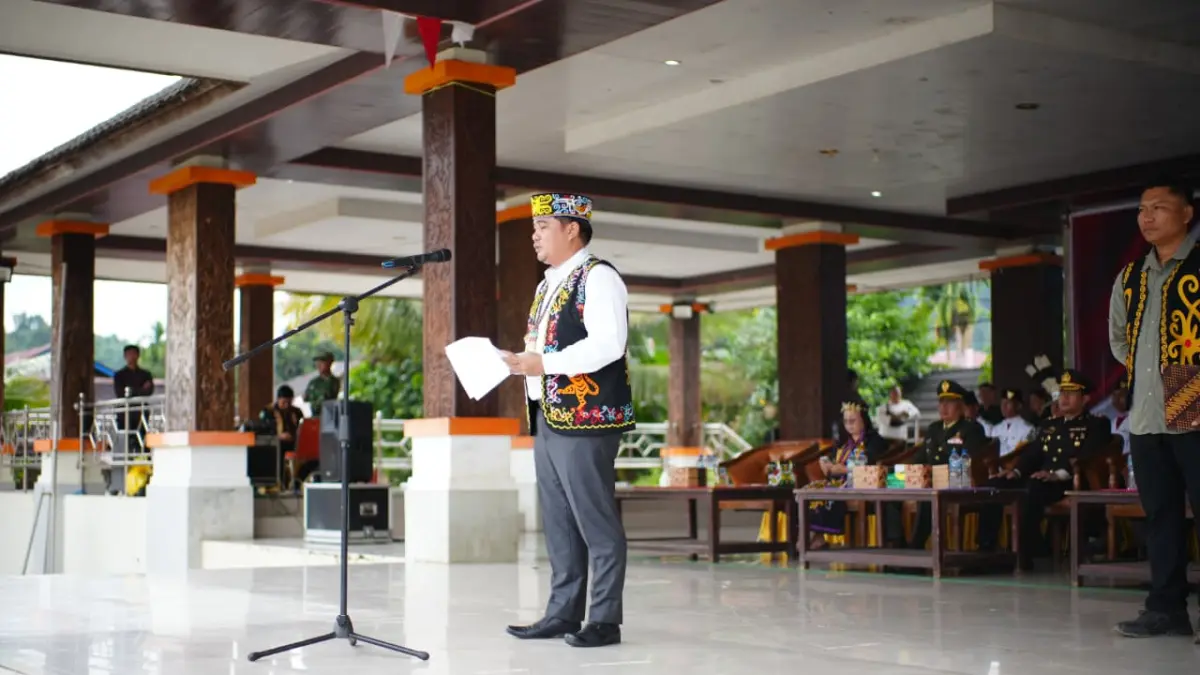 AGENDA: Wakil Bupati Mahulu Suhuk saat memimpin upacara peringatan hari lahir Pancasila di Tribun Ujoh Bilang, Senin (1/6/2026). (JODY KRISTIANTO/KP)