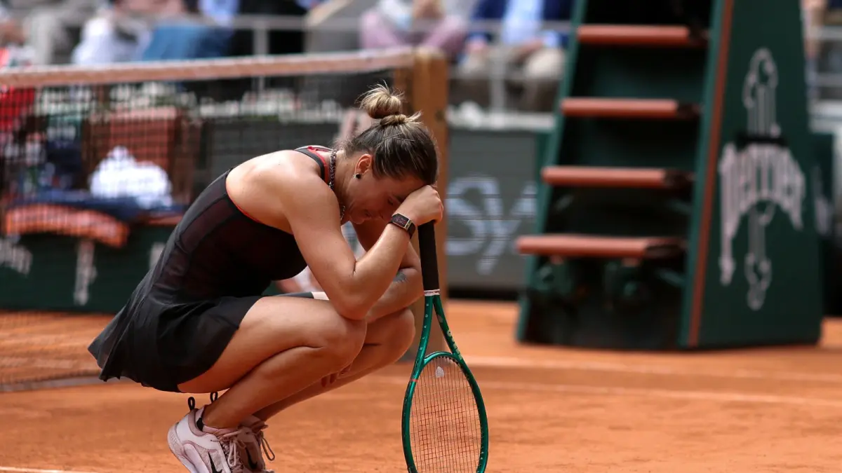 Aryna Sabalenka tertunduk setelah tersingkir di perempat final French Open 2026 usai kalah dari Diana Shnaider di Roland Garros, Paris. (THOMAS SAMSON/AFP)