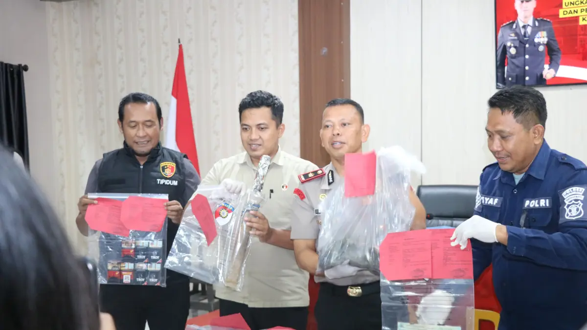 BARANG BUKTI: Aparat kepolisian Polres PPU menunjukkan sejumlah barang bukti dalam penanganan tindak pidana.(humas polres ppu)