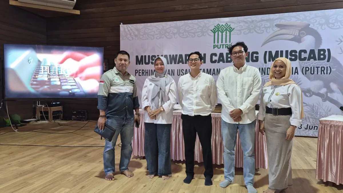 BARU: Kepengurusan baru PUTRI Kaltim. Kiri ke kanan Daeng Lompo (Ketua DPC PUTRI Kukar), Resti Amalia (Bendara Umum DPC PUTRI Samarinda), Saddam Husein (Ketua DPC PUTRI Samarinda), Khairil (Sekjen DPC PUTRI Samarinda) dan Dian Rosita (Ketua DPD PUTRI Kaltim).