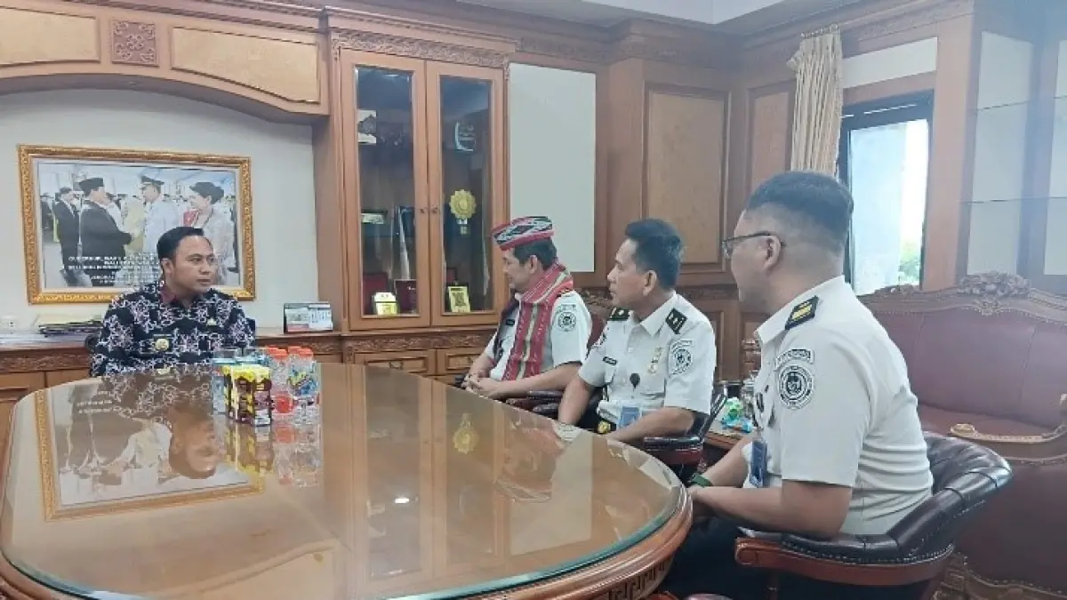 Bupati Kutai Barat Frederick Edwin (kiri) saat menerima Kepala Kantor Imigrasi Kelas I Samarinda, Misnal Ariyanto (kedua kiri).