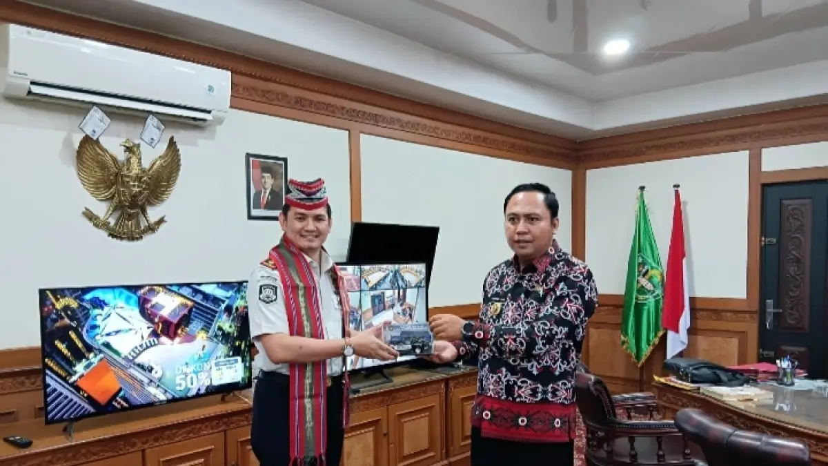 Bupati Kutai Barat Frederick Edwin menerima cinderamata dari Kepala Kantor Imigrasi Kelas I Samarinda, Misnal Ariyanto