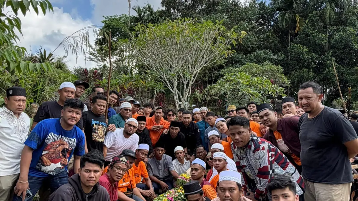 DIMAKAMKAN: Pusamania dan beberapa suporter yang ada di Samarinda mengantarkan Pakde Pusam ke peristirahatan terakhirnya, Kamis (4/6).&nbsp;