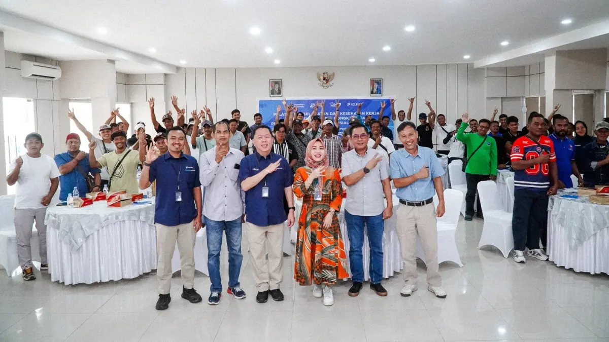 Foto bersama peserta dan narasumber usai pelatihan K3 yang diselenggarakan Pelindo Regional 4 Samarinda untuk meningkatkan keselamatan kerja TKBM. (IST)