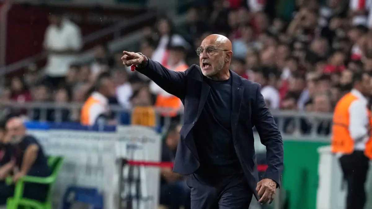 INSTRUKSI: Pelatih Spanyol Luis De La Fuente tampak memberikan instruksi selama pertandingan sepak bola kualifikasi Piala Dunia 2026 Grup E, 7 September 2025.(AP)