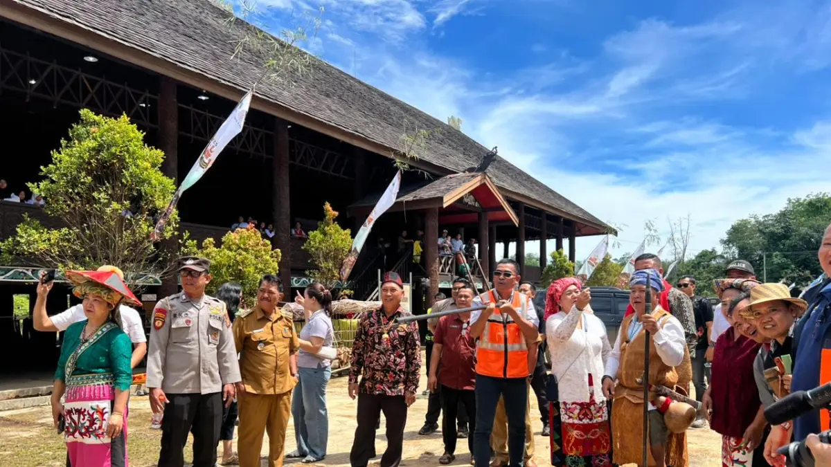 ITM Melak Adminstration Head, Hirung saat mencoba menyumpit dengan target yang telah disiapkan&nbsp;