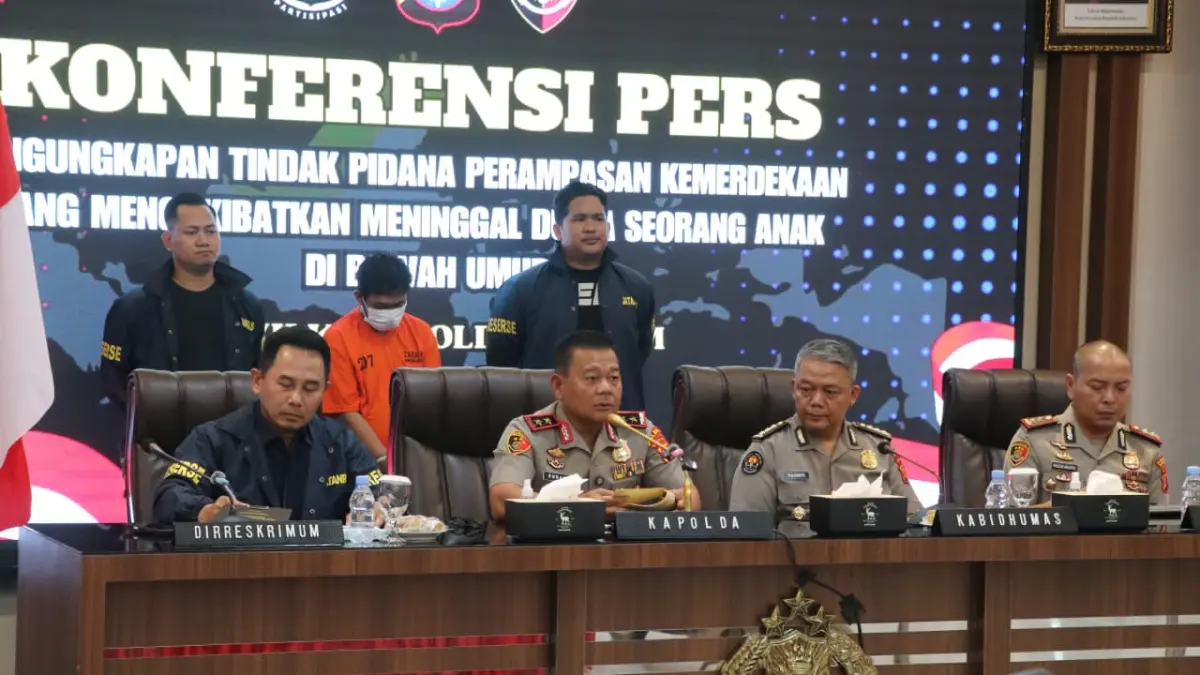 Jalannya konferensi pers yang dipimpin langsung oleh Kapolda Kaltim Irjen Pol Endar Priantoro terkait pengungkapan kasus hilangnya secara misterius hingga berujung pembunuhan terhadap MRP (7) di Mapolda Kaltim, Balikpapan, Kamis (4/6/2026). (POLRI)
