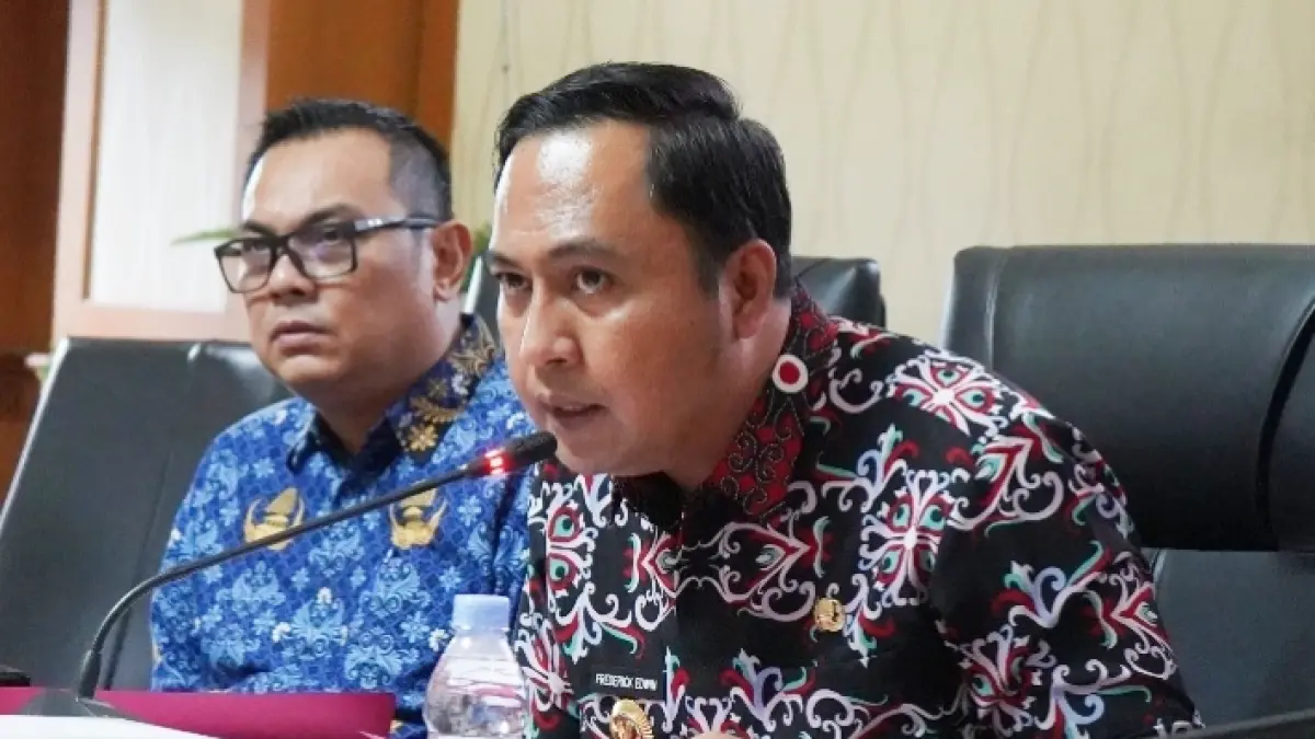 KONFERENSI PERS: Bupati Kutai Barat, Frederick Edwin (kanan) didampingi Plt Kepala BKAD Erik Victory (kiri) saat konferensi pers. 