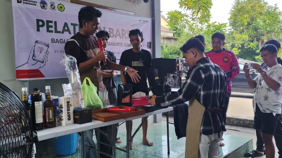 MANDIRI: Beberapa pemuda memberikan pelatihan meracik kopi kepada sesama warga, yang digagas Pertamina Fuel Terminal Samarinda di Jalan Cendana Gang Manggis Kelurahan TLU, Kamis (4/6). (DENNY SAPUTRA/KP)