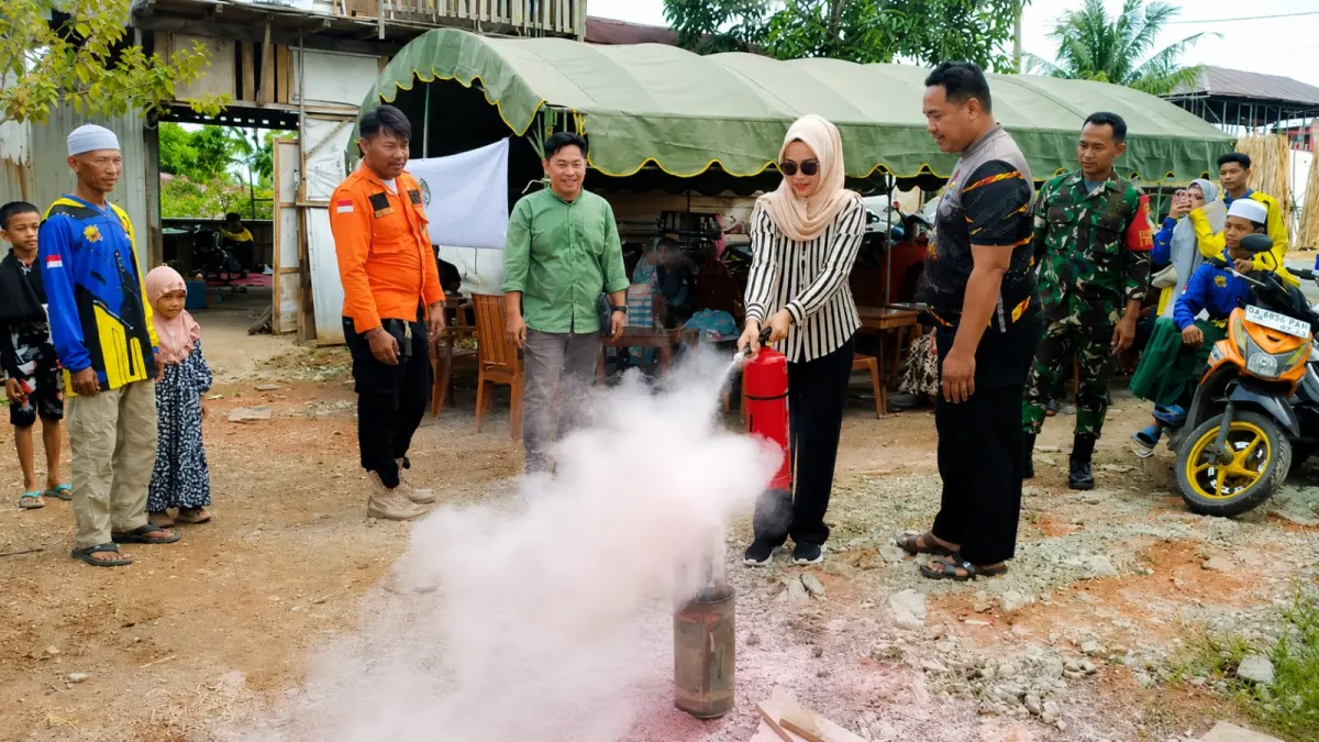 PADAMKAN API: Simulasi penggunaan alat pemadam api ringan (APAR) dalam kegiatan pelatihan penanganan kebakaran Program Desa Siaga Bencana yang dilaksanakan PLN UIP KLT bersama masyarakat dan relawan setempat.