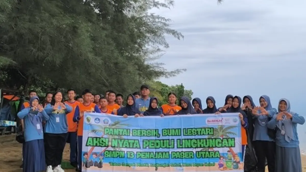 Para guru dan pelajar SMP 13 PPU di Pantai Tanjung Jumlai.