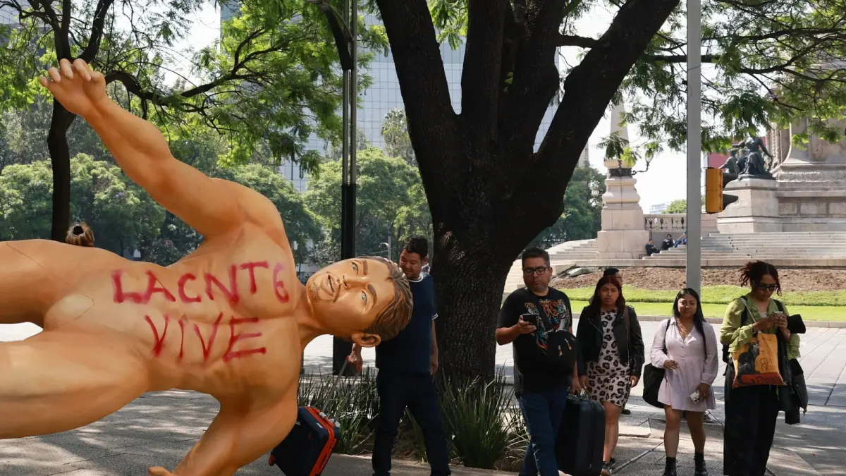 Patung raksasa yang dipersiapkan untuk Piala Dunia FIFA 2026 diturunkan pendemo dari Koordinator Nasional Pekerja Pendidikan (CNTE) di Mexico City, Rabu (3/6). (VIETNAM.VN)