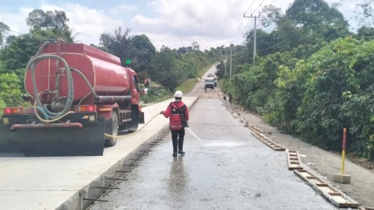 PEKERJAAN: Semenisasi ruas jalan Sp Belusuh - Batas Kalteng tepatnya di kawasan Kampung Lotaq.