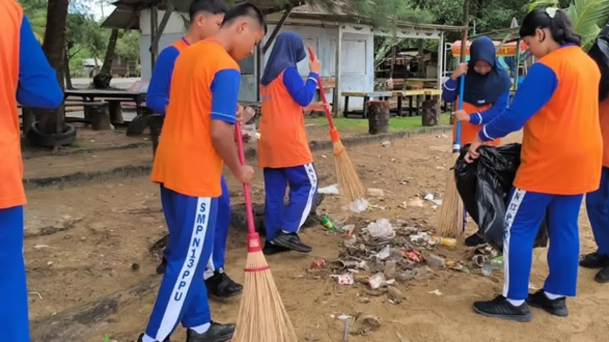 Pelajar SMP 13 PPU bersih-bersih di Pantai Tanjung Jumlai.